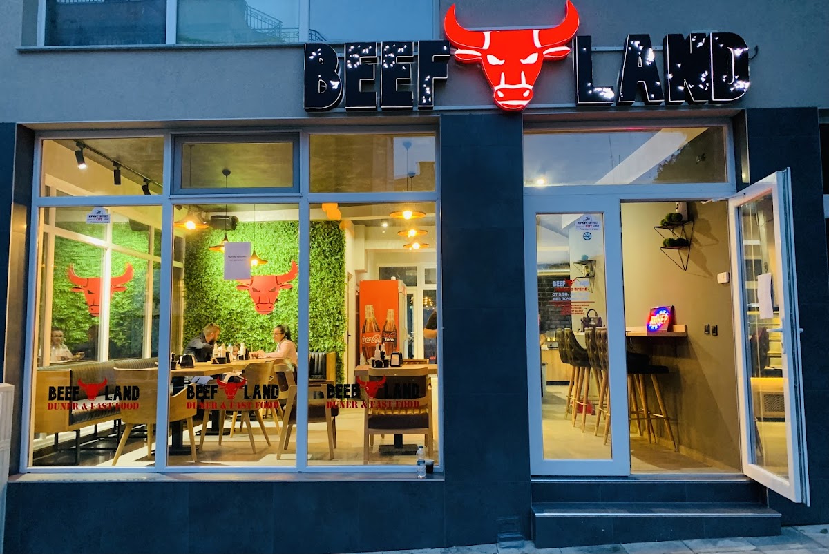 Витрината на BEEF LAND в Айтос вечерта